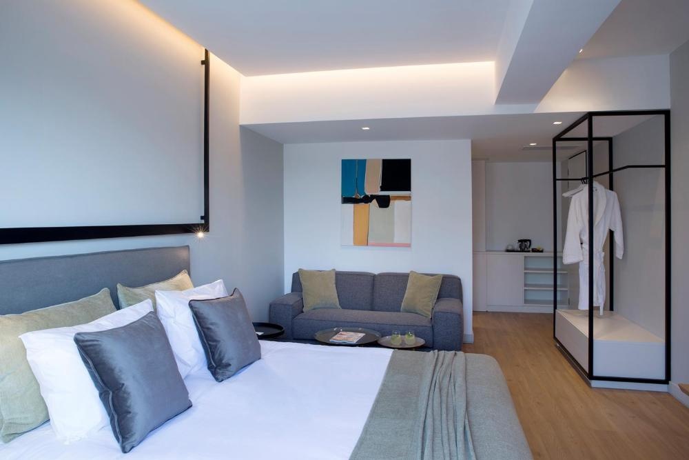 The Alex Monte Kastella, Santikos Collection